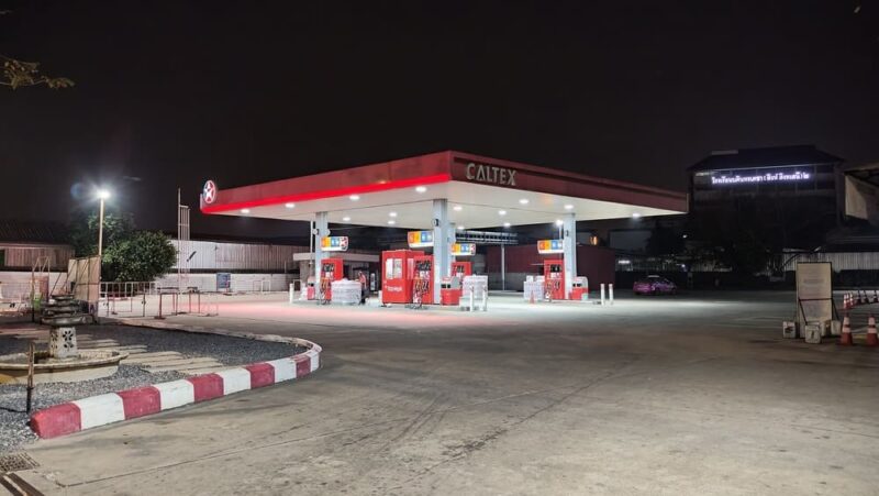 alumbrado en gasolinera