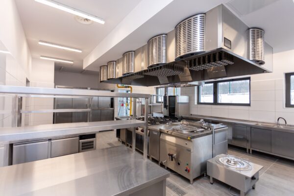 Cocina profesional con downlights de alto CRI