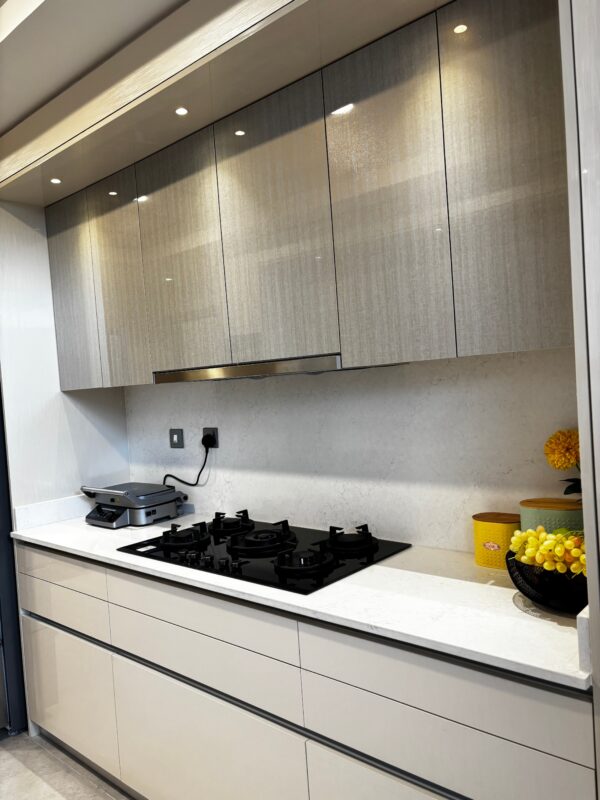 Cocina pequeña con downlights y luz neutra