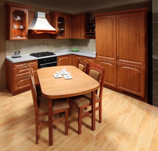  Cocina rústica con mezcla de luz cálida y neutra